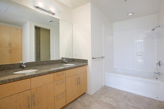 Building Photo - Spacious 2 Bedroom 2 Bathroom at M2i in Do...