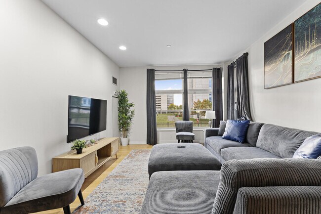 Building Photo - 601 Albany St