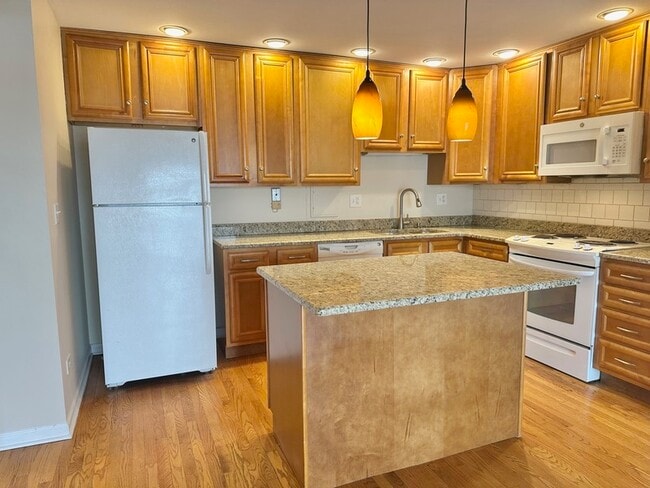 Building Photo - 870 E Old Willow Rd