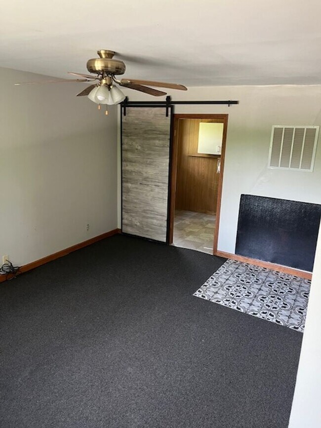 Building Photo - 3 bedroom, 1 bath Home: Located in Ellettsville! REDUCED PRICE!