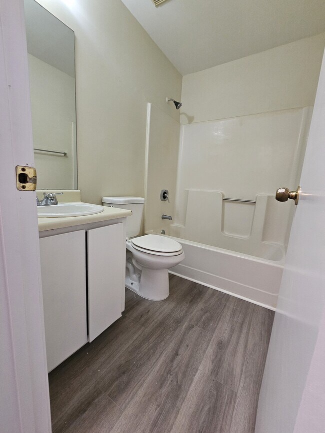 Building Photo - 124 Hunt Club Ct