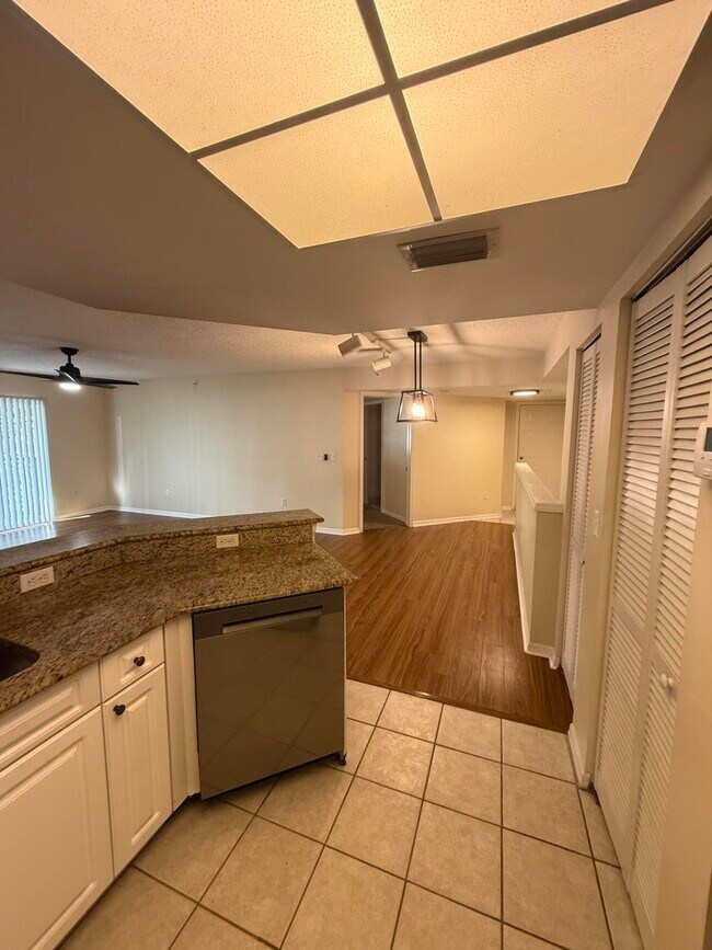 Building Photo - 1100 Crestwood Ct S