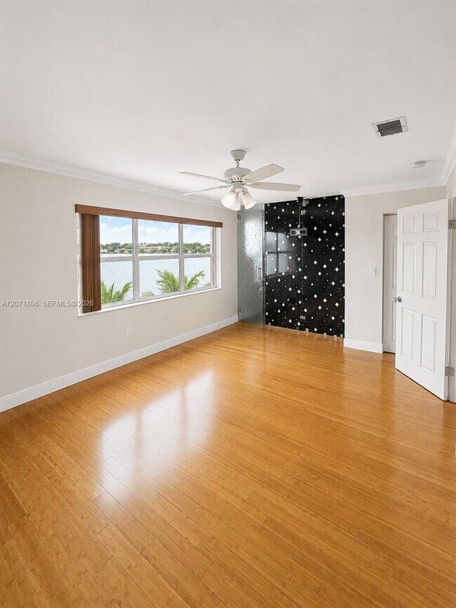 Building Photo - 2561 W 60th Pl