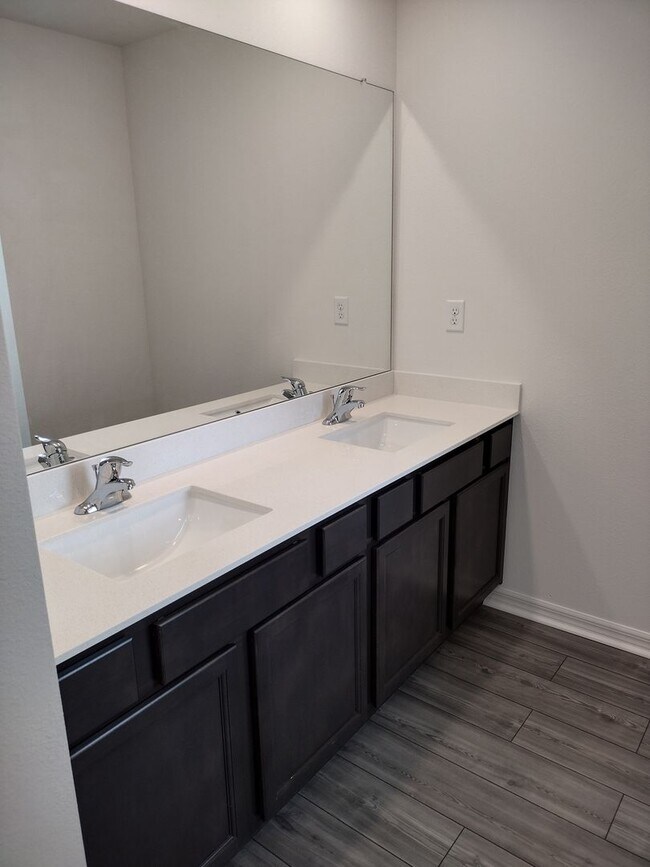 Building Photo - Beautiful 4 bedroom 2.5 Bathroom House For...