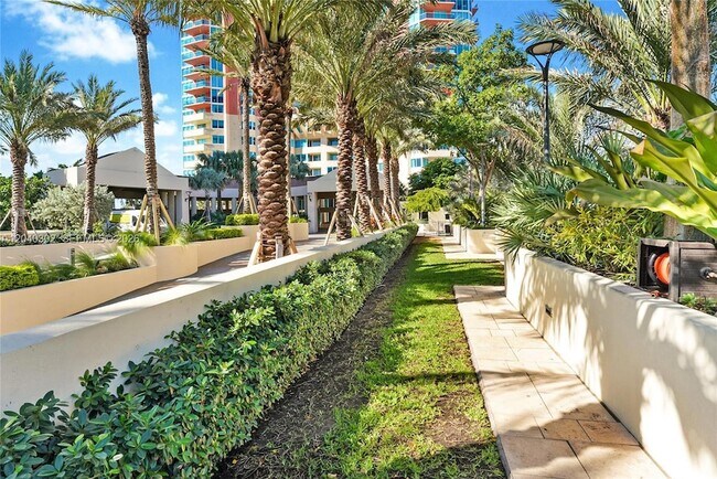 Building Photo - 300 South Pointe Dr