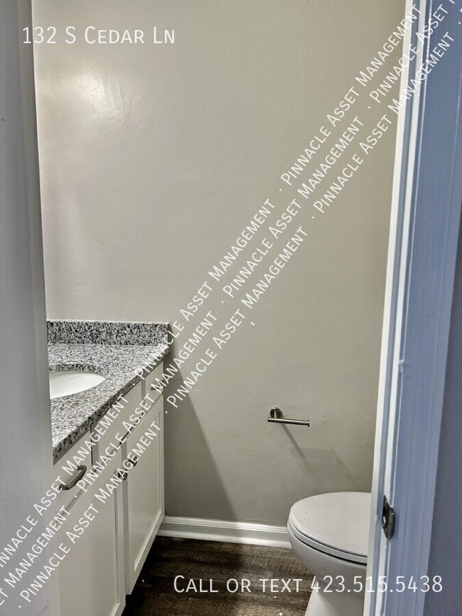 Building Photo - 132 S Cedar Ln