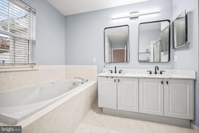 Building Photo - 204 Camelot Ct