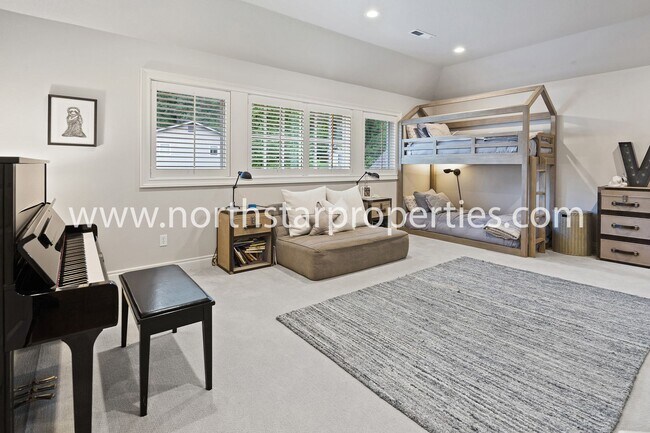 Building Photo - Custom Built Lake Oswego Home Near Lakerid...