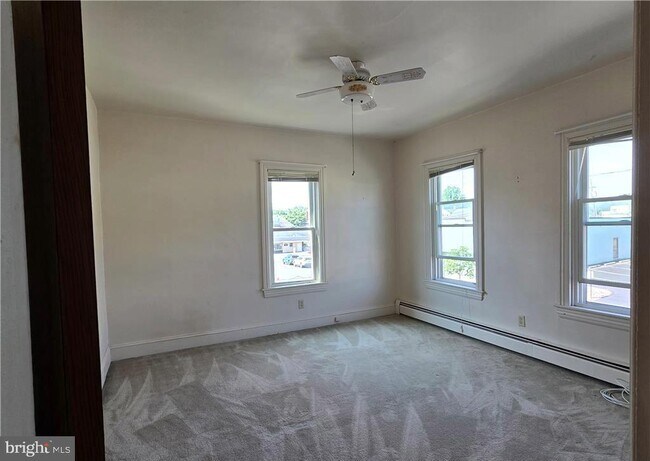 Building Photo - 632 Linden St