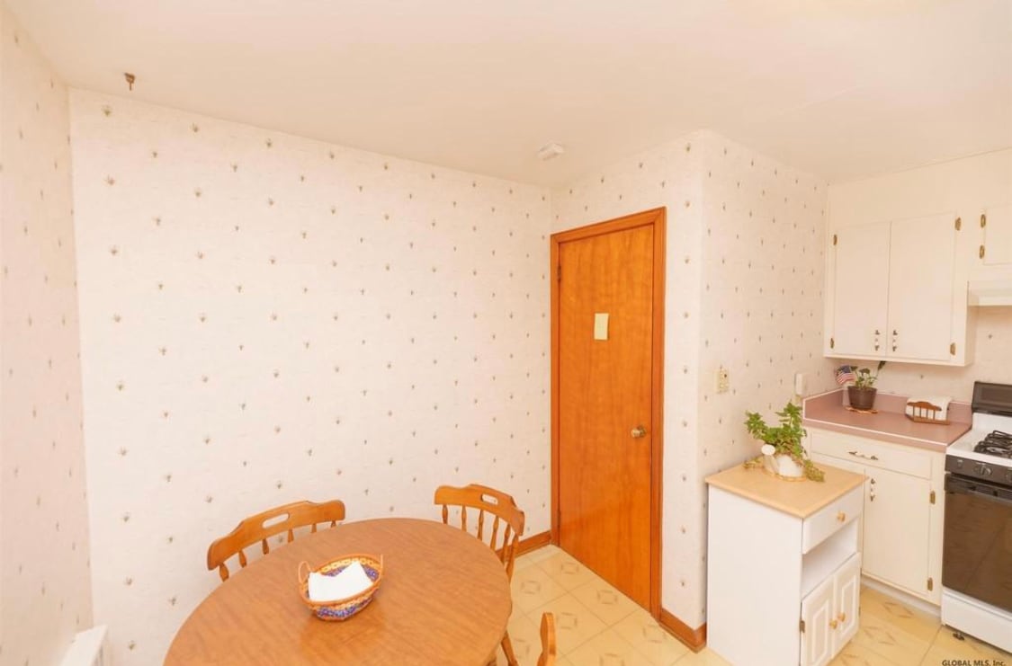 Kitchen area - 47 Lockrow Blvd