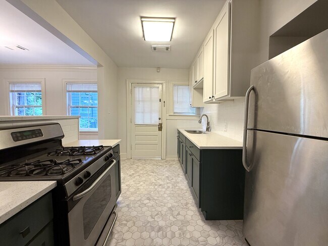 Building Photo - 807 E Edgemont Ave