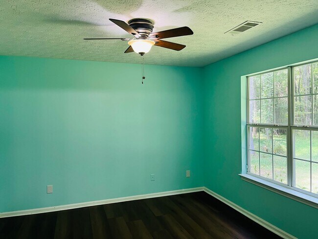 Building Photo - Wow! 3 bedroom 2 bathroom in Senoia. Must ...