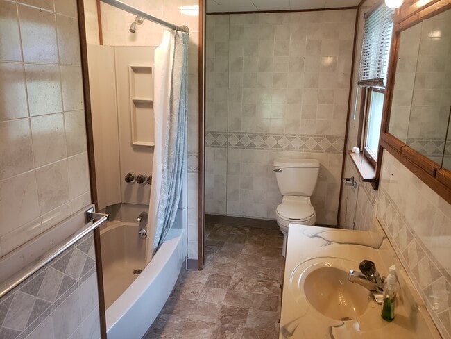 Building Photo - 247 Henricks Rd