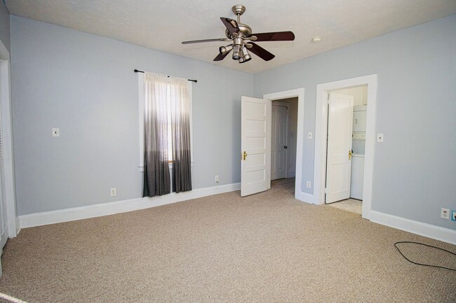 Building Photo - 3 Bedroom, 2 Bath Walking Distance to 5 Po...