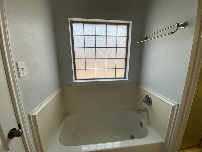 Building Photo - Spectacular 4 Bed 2 Bath in South Lubbock! Cooper School District!