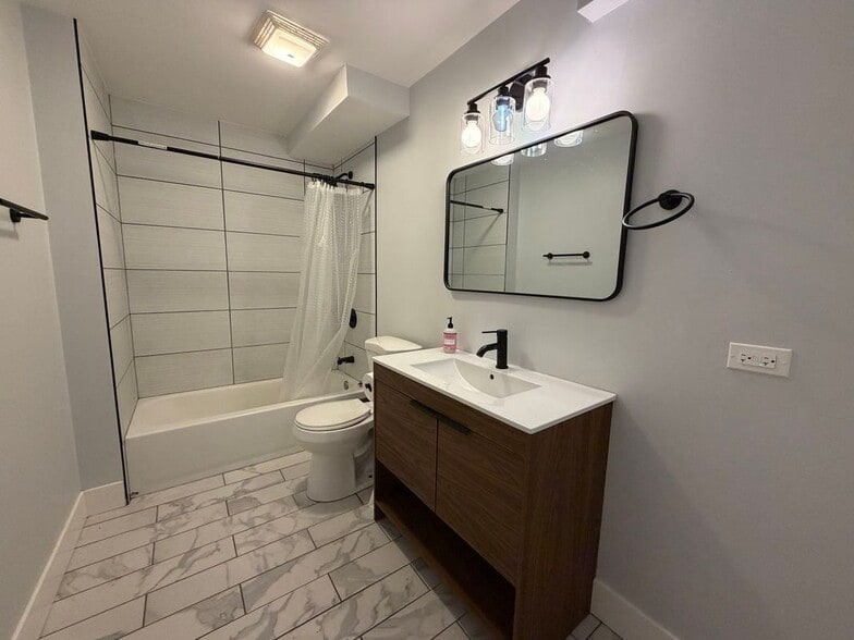 Building Photo - 932 N Richmond St