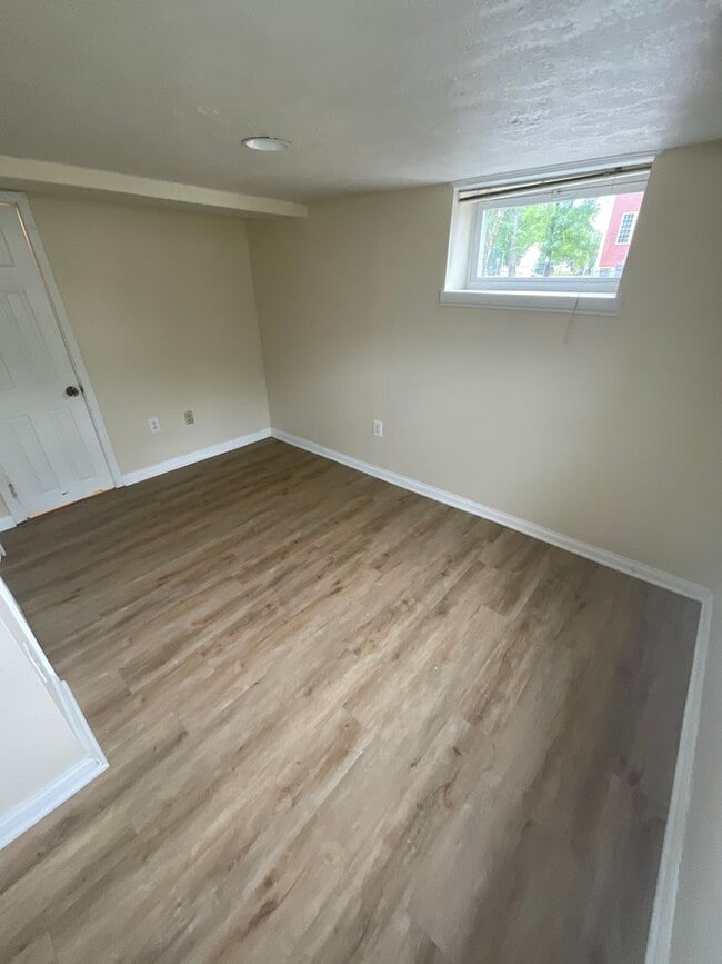 Building Photo - ***AVAILABLE AUGUST 2027*** 5 Bed 2 Bath house. Close to business school. Excellent Location!