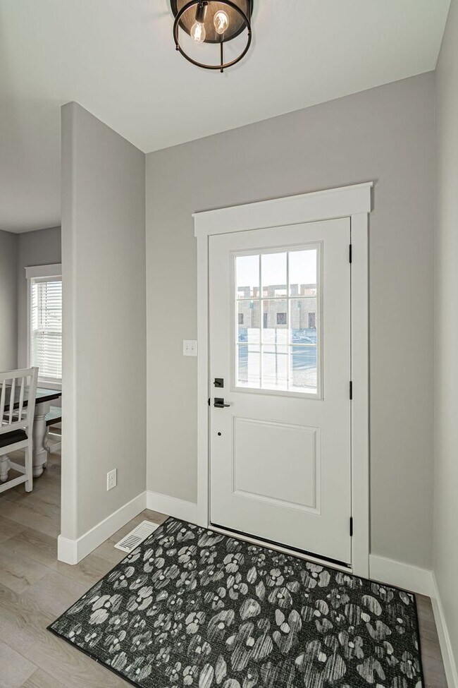 Building Photo - Fully Furnished Townhome – Utilities & WiF...