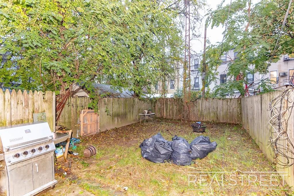 Building Photo - Menahan Street