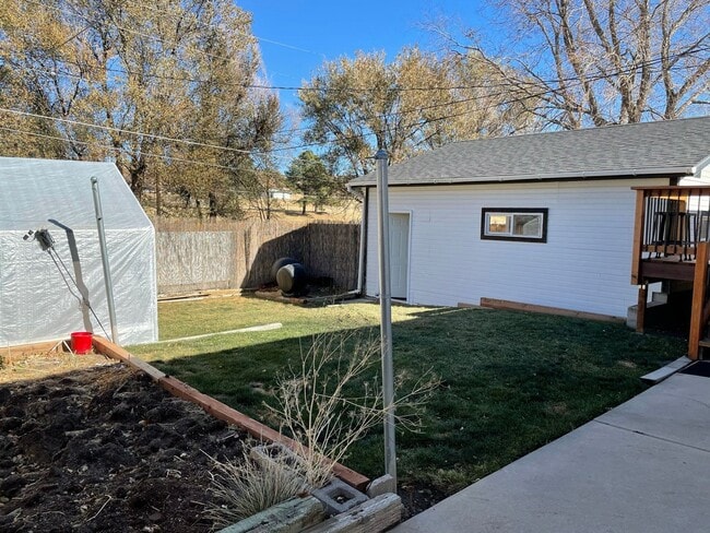 Building Photo - 3 Bed 2 Bath Home With 2000+ Square Feet With Exclusive Access to Rock Island Trail!!