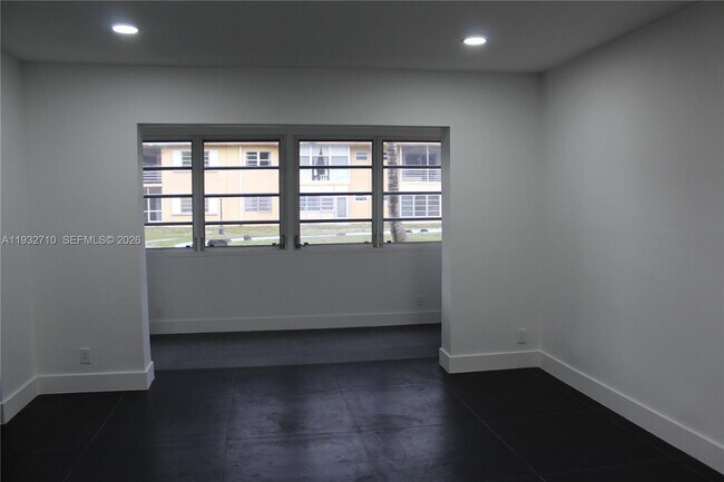 Building Photo - 5140 SW 40th Ave