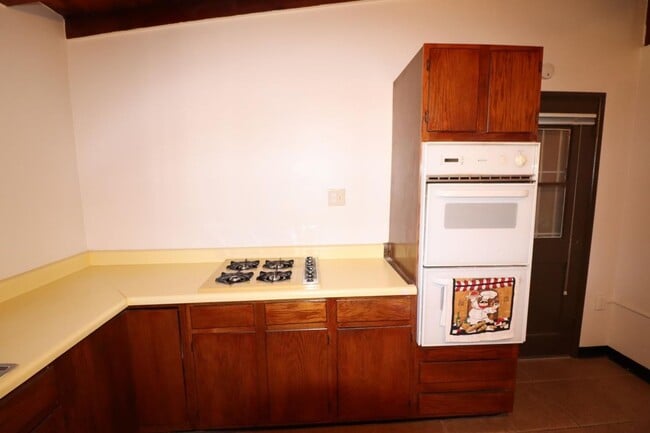 Building Photo - 3 Bedroom 2 Bathroom