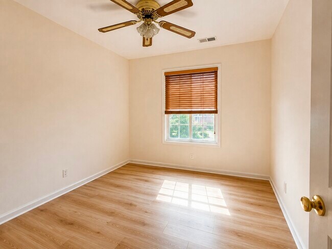 Building Photo - 1316 E Evergreen Dr
