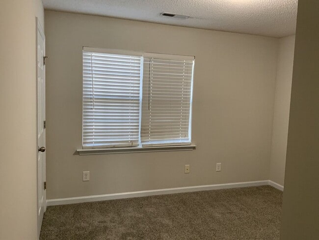 Building Photo - 2 Bedroom 2.5 Bathroom Townhome located in the The Gables!