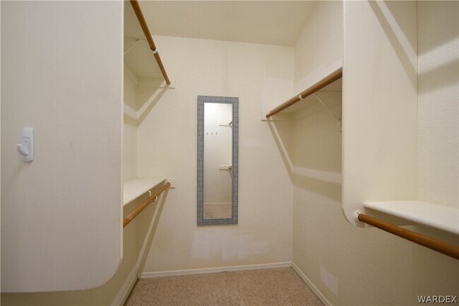 Building Photo - 2911 Country Club Dr