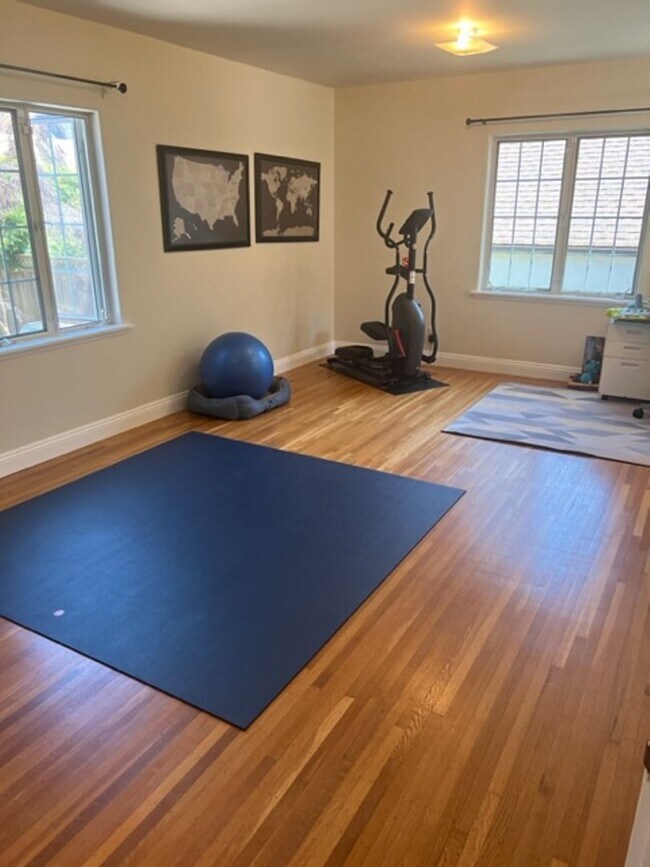 Building Photo - Beautiful, Spacious Rockridge Home!