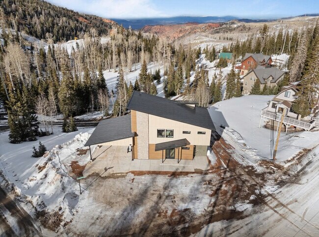 Building Photo - 220 Circle Dr