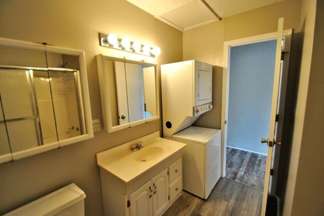Building Photo - 65 Wilshire Heights Dr