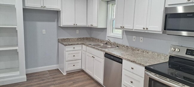 Building Photo - 3 Bedroom in Slaton