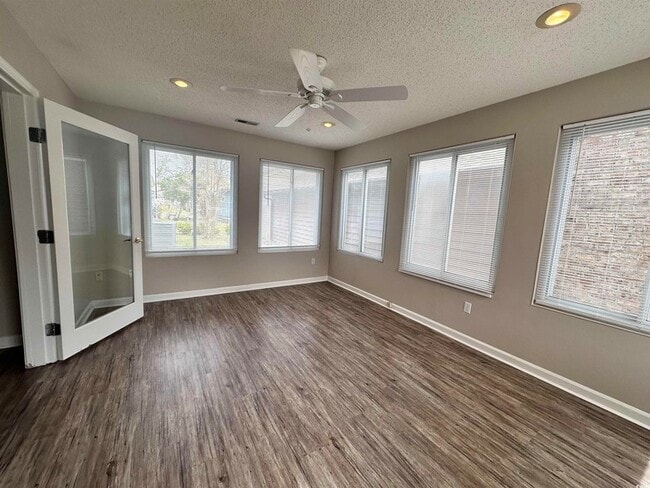 Building Photo - 6536 Valene Ct