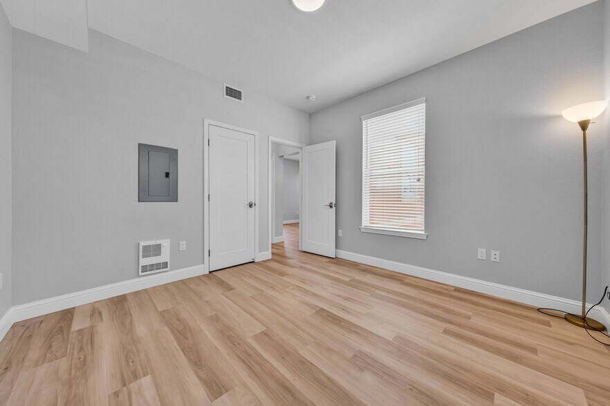 Building Photo - 2016 Dwight Way