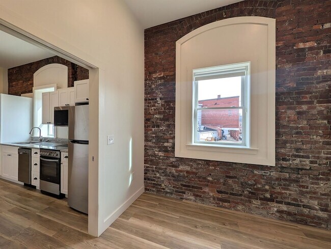 Building Photo - 22 S Main St