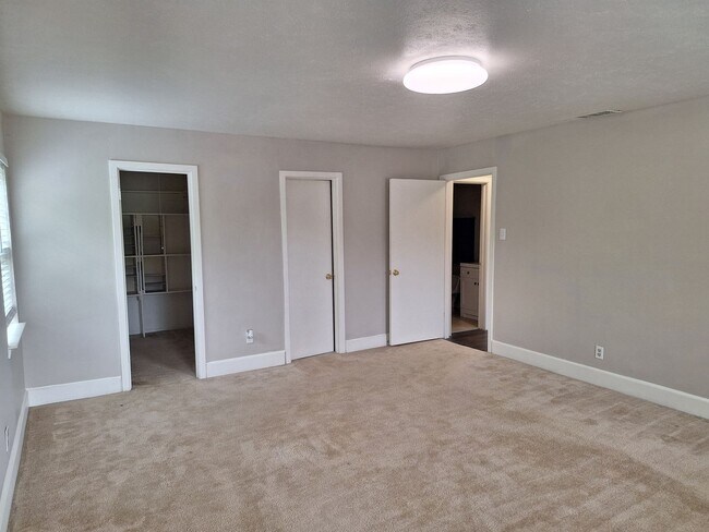 Building Photo - Large Awesome Home with Shop