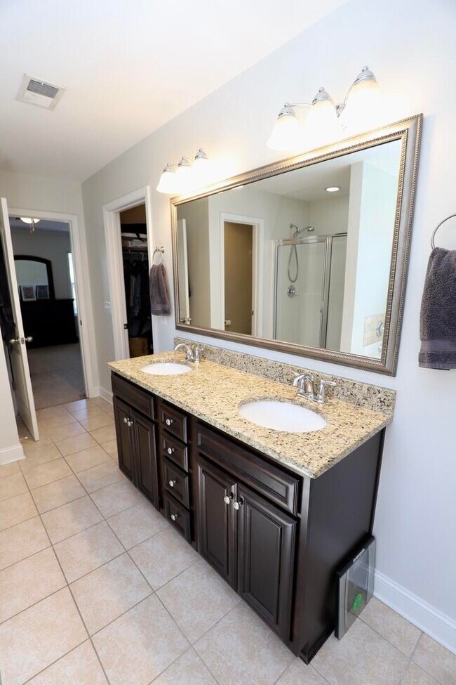 Building Photo - 545 Curlew Cir