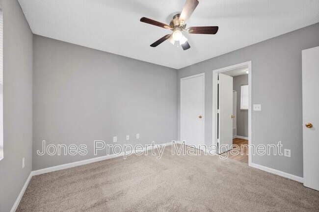 Building Photo - 305 Country Club Dr NE