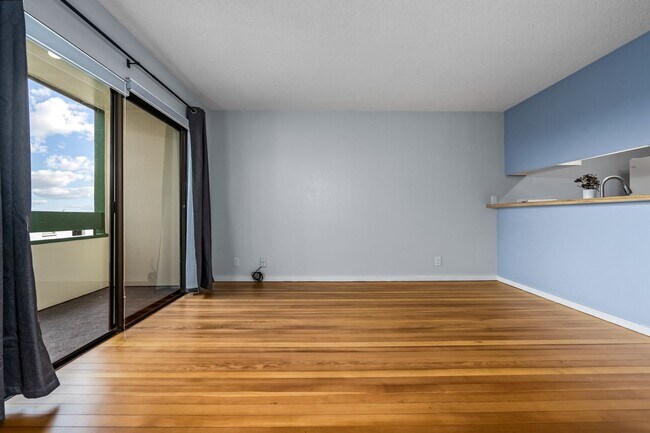 Building Photo - Beautifully Renovated 1 Bedroom/1 Bath Iao...