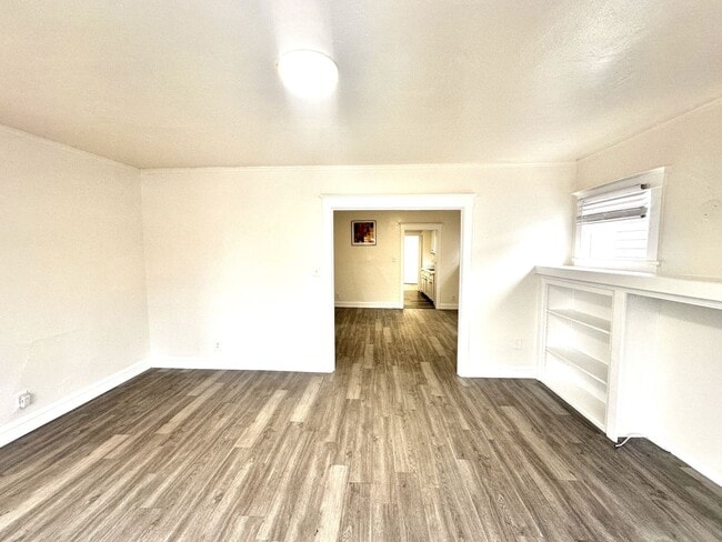 Building Photo - 1321