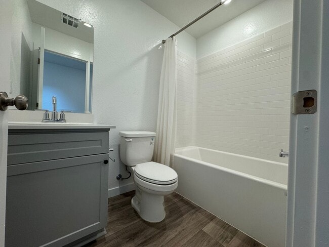 Building Photo - 997 Pioneer Dr W