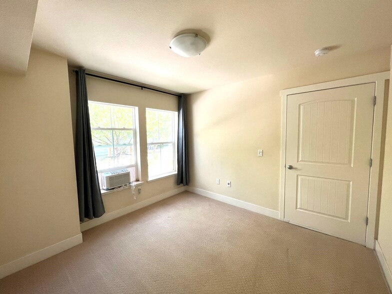 bedroom on 1st floor - 918 Arietta Dr