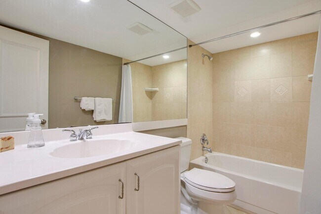 Building Photo - 600 Ocean Dr