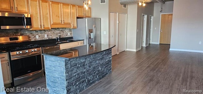 Building Photo - 100 W Fifth St