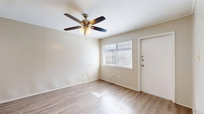 Building Photo - 204 Lynn Dr