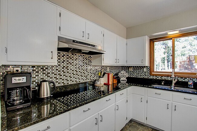 Building Photo - Peaceful 5 bdrm Mountain retreat in Woodla...