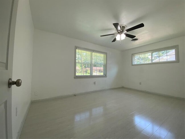 Building Photo - 608 Willow Bend Dr