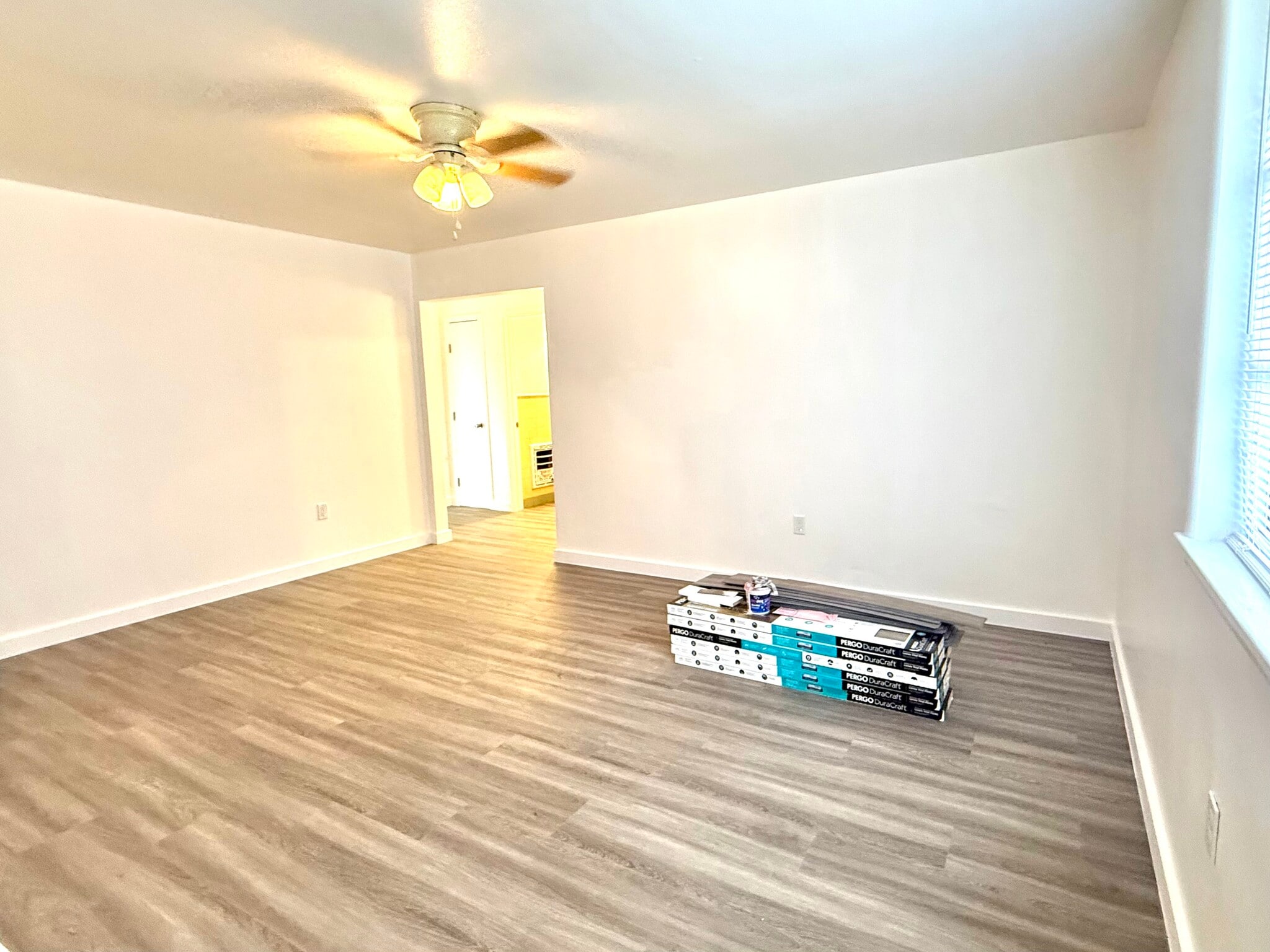 Building Photo - 945 & 949 Helios Ave
