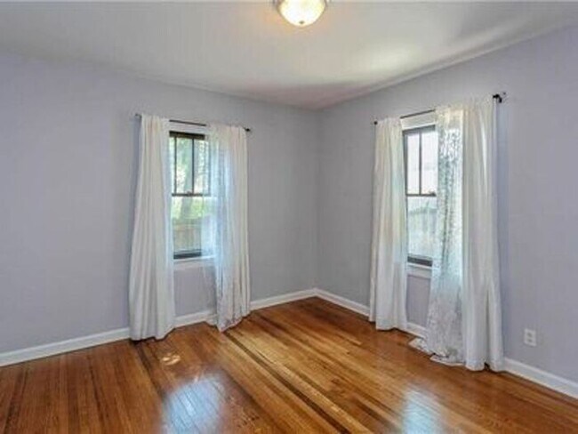 Building Photo - Lovely Forest Hills Home
